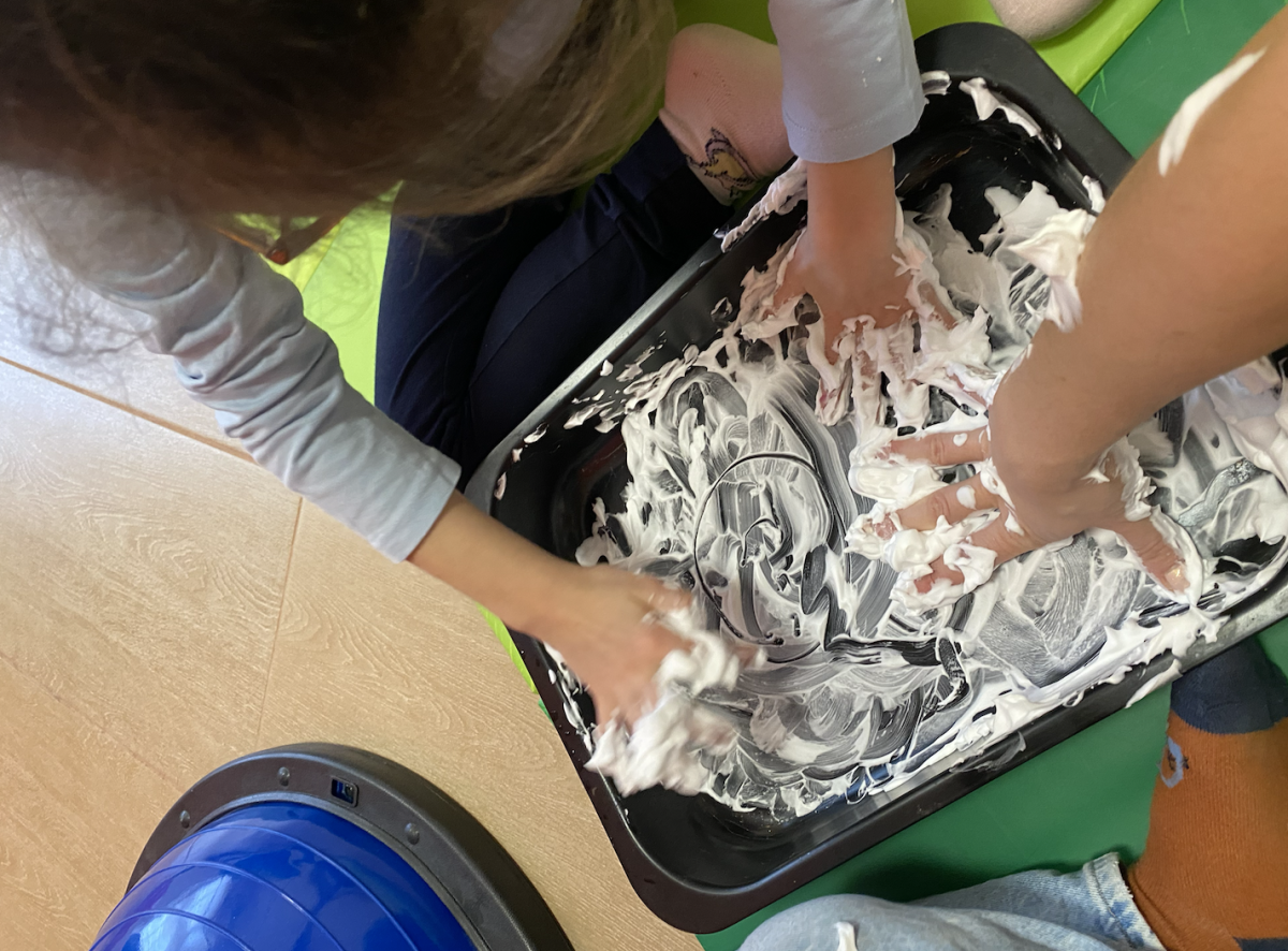 Hogyan segíti a természetes játék (sarazás, maszatolás) a gyermek érzékelését és kreativitását?